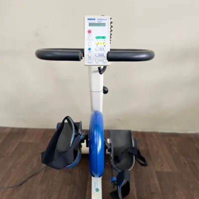 Motomed Viva 1 lábpedálos rehabilitációs készülék elölnézetben otthoni használatra