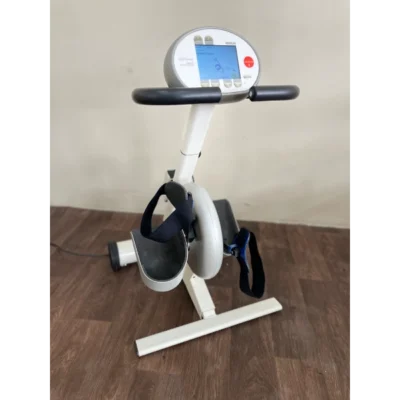 Motomed Viva 2 rehabilitációs gép elölnézetben lábpedálokkal