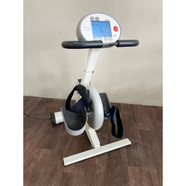 Motomed Viva 2 rehabilitációs gép elölnézetben lábpedálokkal